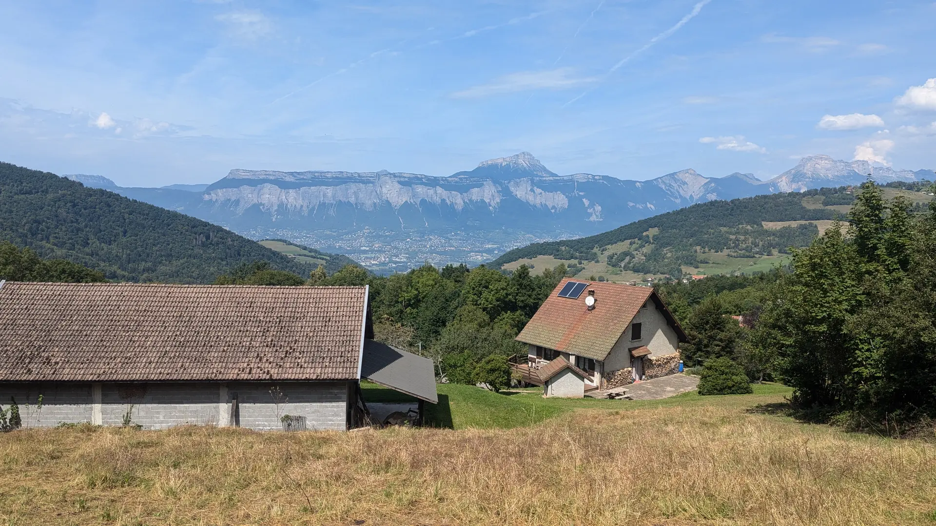 Vue sur Chamechaude et la dent de Crolles depuis les Royets