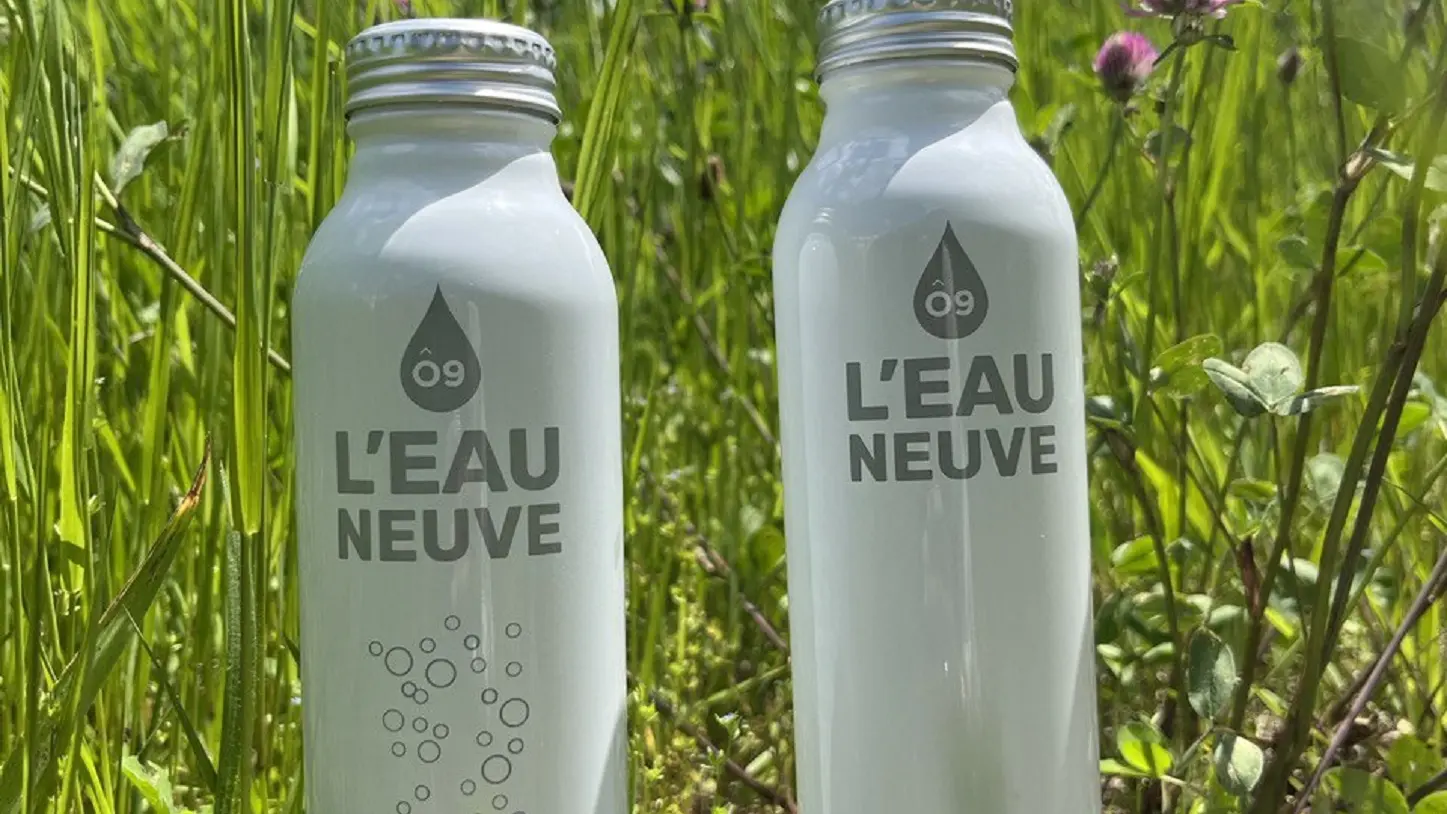 Deux bouteilles d'eau neuve