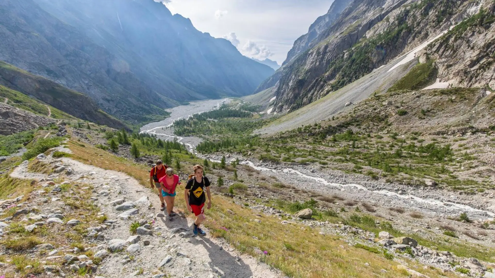 Randonneurs sur le sentier du Glacier Noir