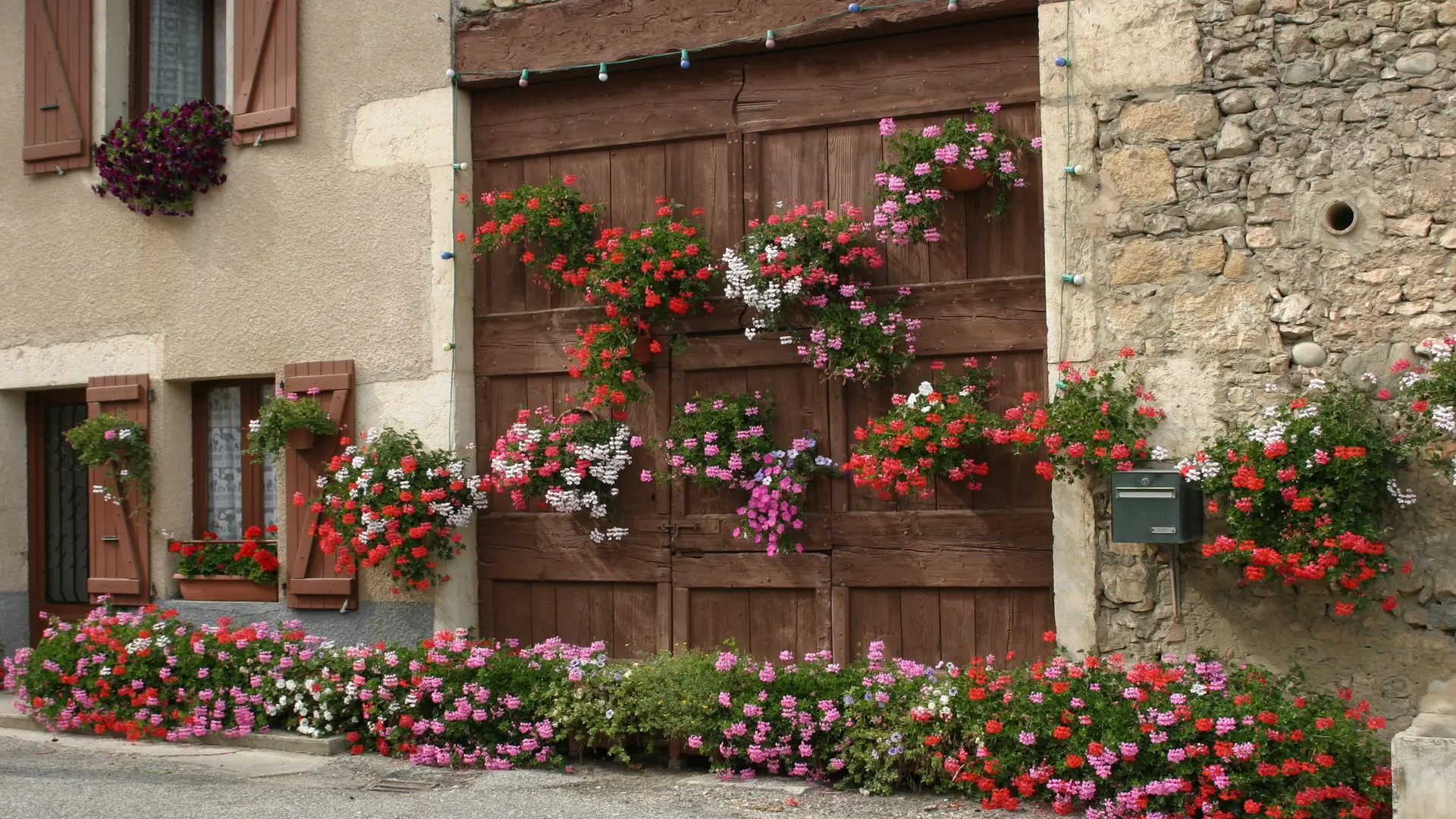 Village fleuri Andert-et-Condon