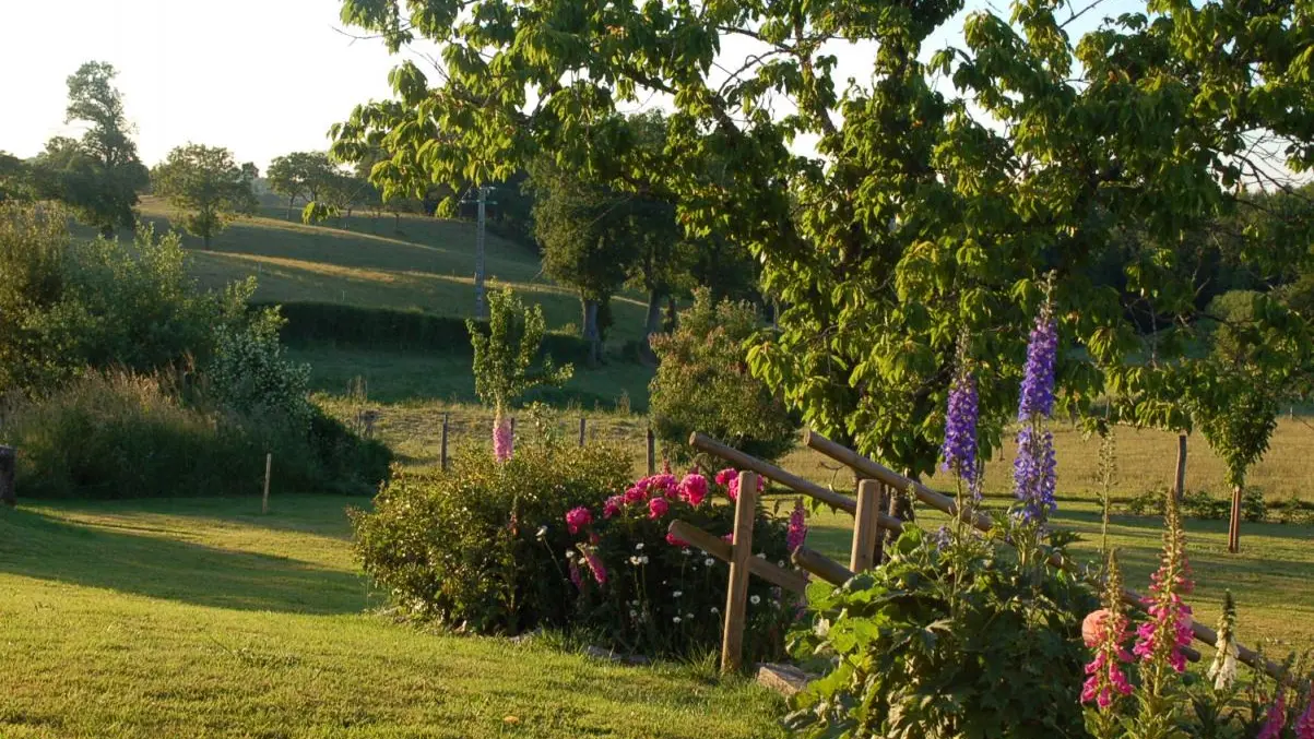 Vue sur le jardin à l'arrière de la maison Allier Auvergne