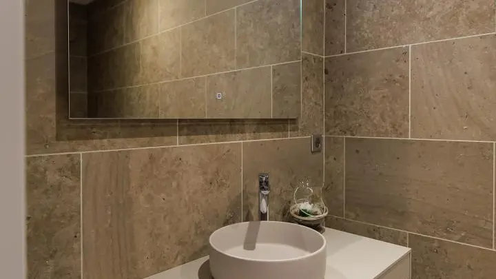 salle d'eau contigue à chambre 