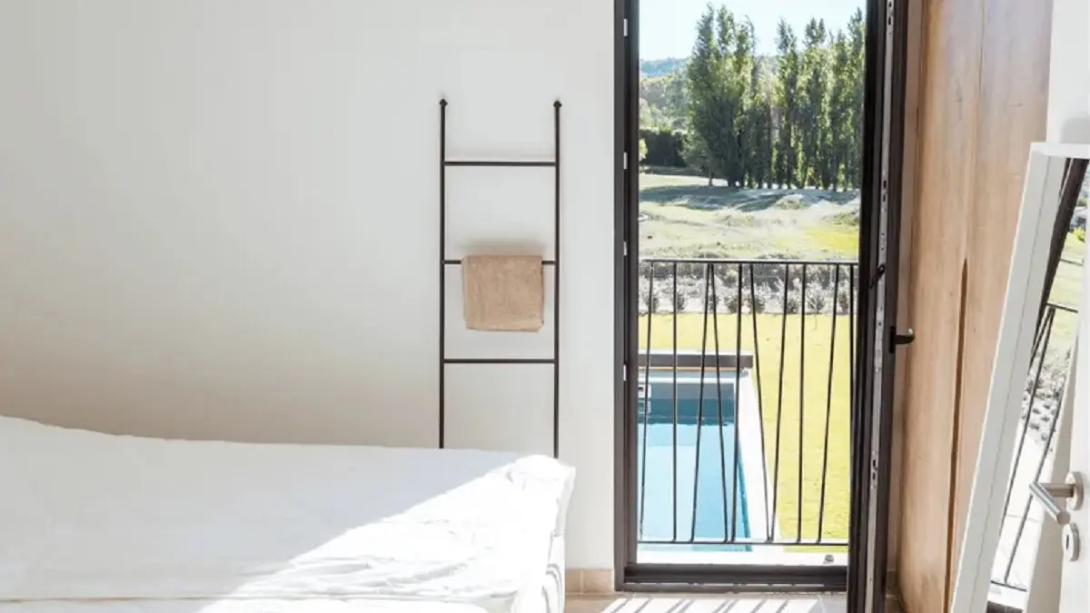 Chambre avec vue sur la piscine