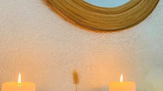 Detail - Spiegel und Kerzen