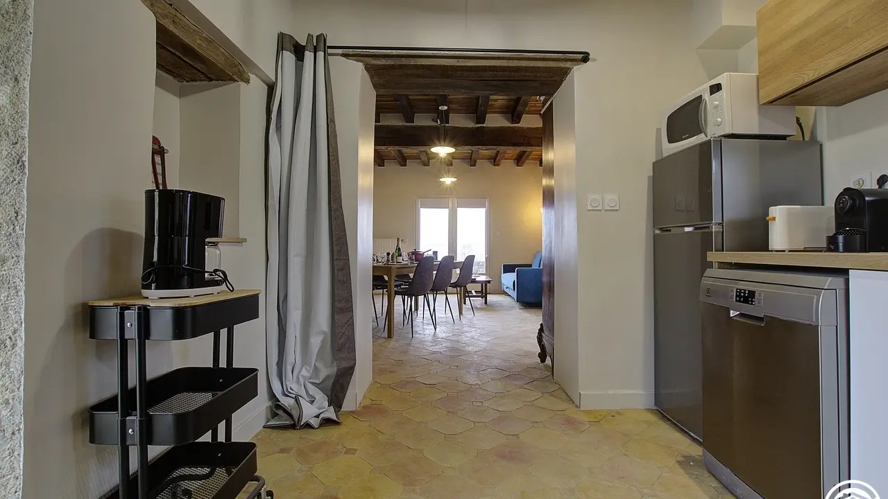 Depuis la cuisine - vue sur le séjour, la terrasse, le Grand Marais