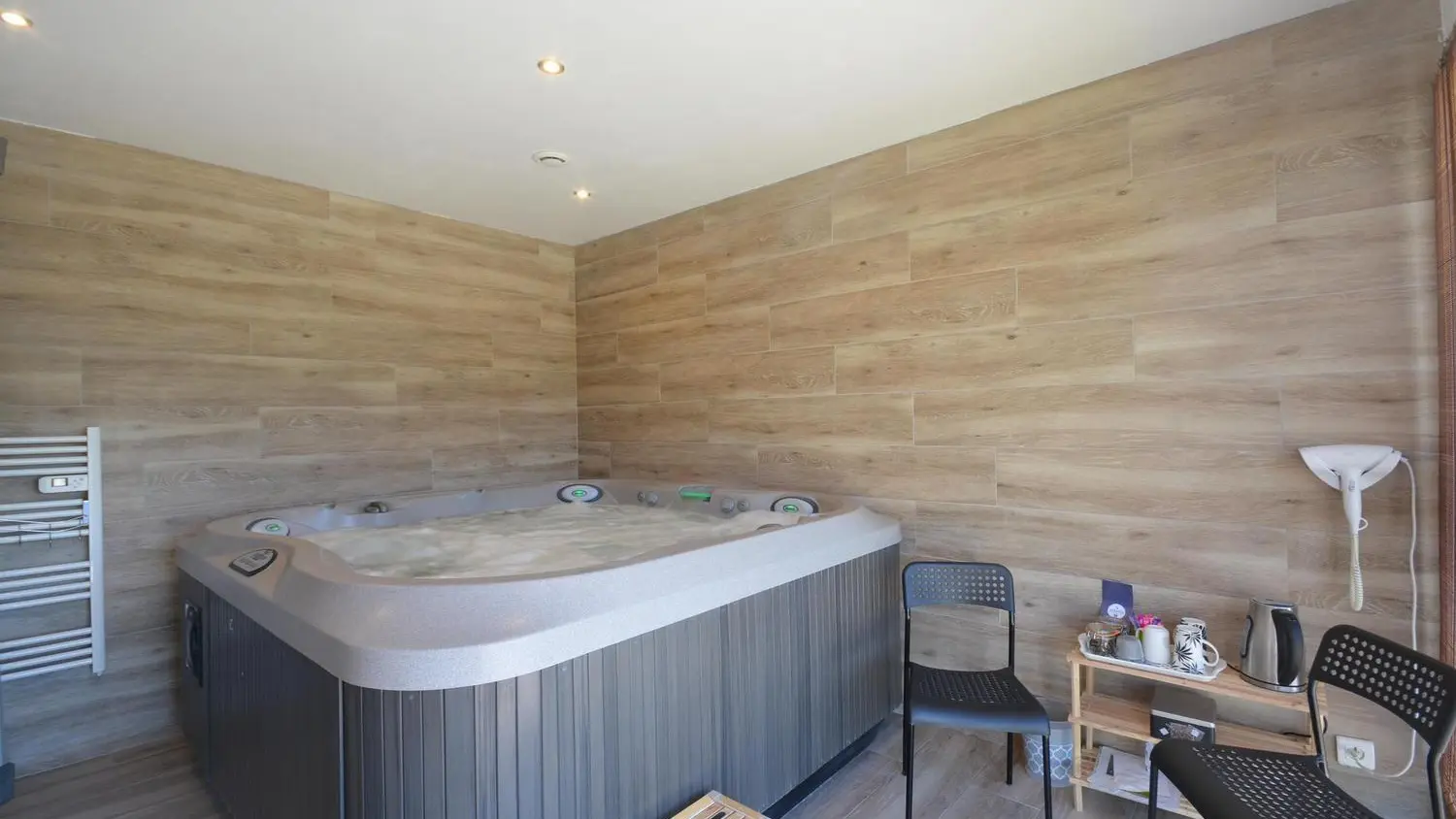 Jacuzzi 5 places avec buses de massage orientables et réglables