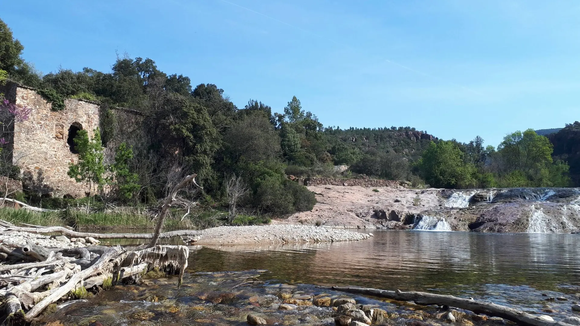 Vue sur l'ancien moulin Gournié et les chutes d'eau de la rivière