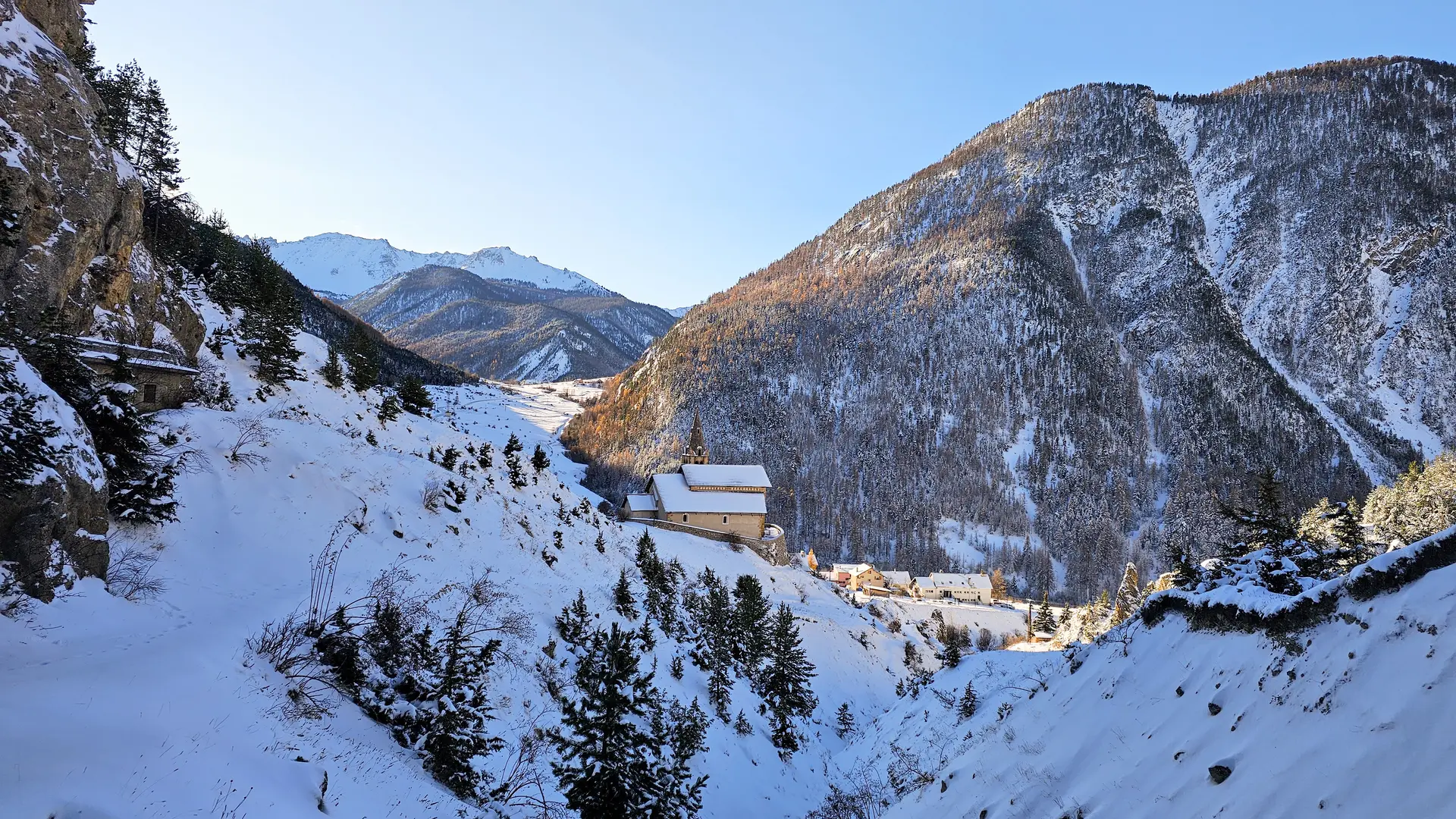 Eglise St Michel et vue sur Cervières depuis l'itinéraire