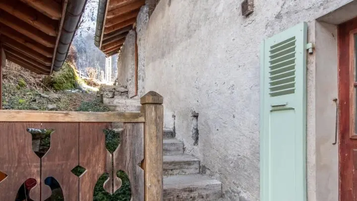 Accès au gîte par escalier extérieur depuis le stationnement
