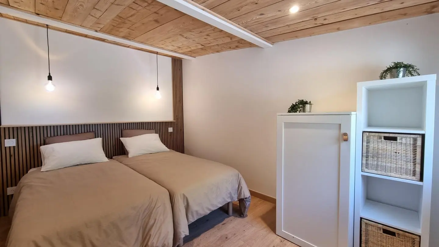 Chambre avec un lit 160x200cm.