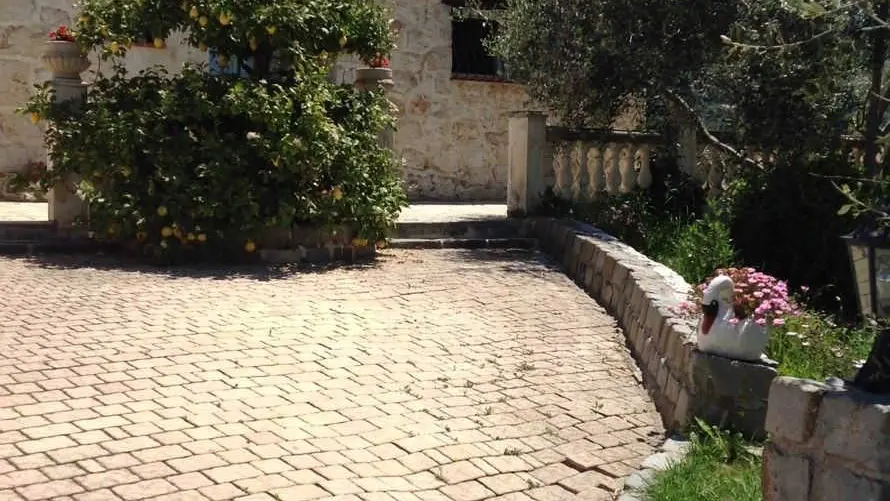 Gîte Gris Azur-Parking devant le gîte-Aspremont-Gîtes de France des Alpes-Maritimes