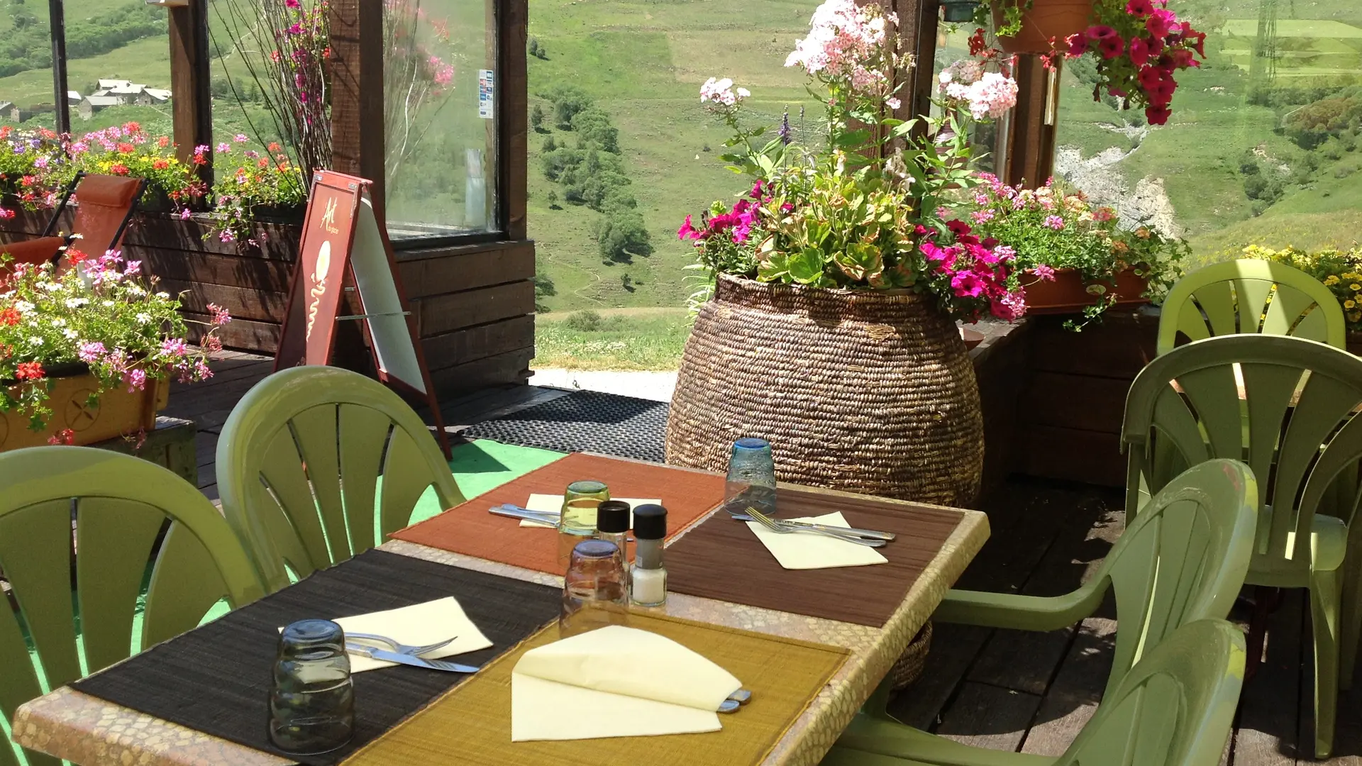 La terrasse joliment fleurie du restaurant - La Grave
