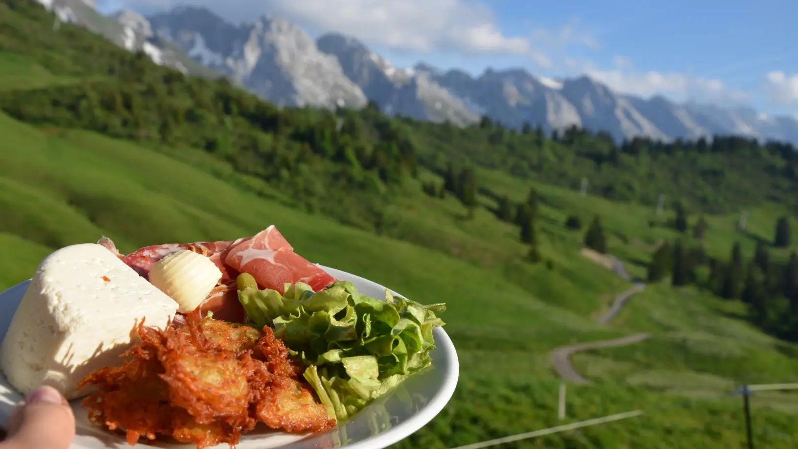 Spécialité locale: beignets de pommes de terre, tomme blanche et salade/charcuterie de pays
