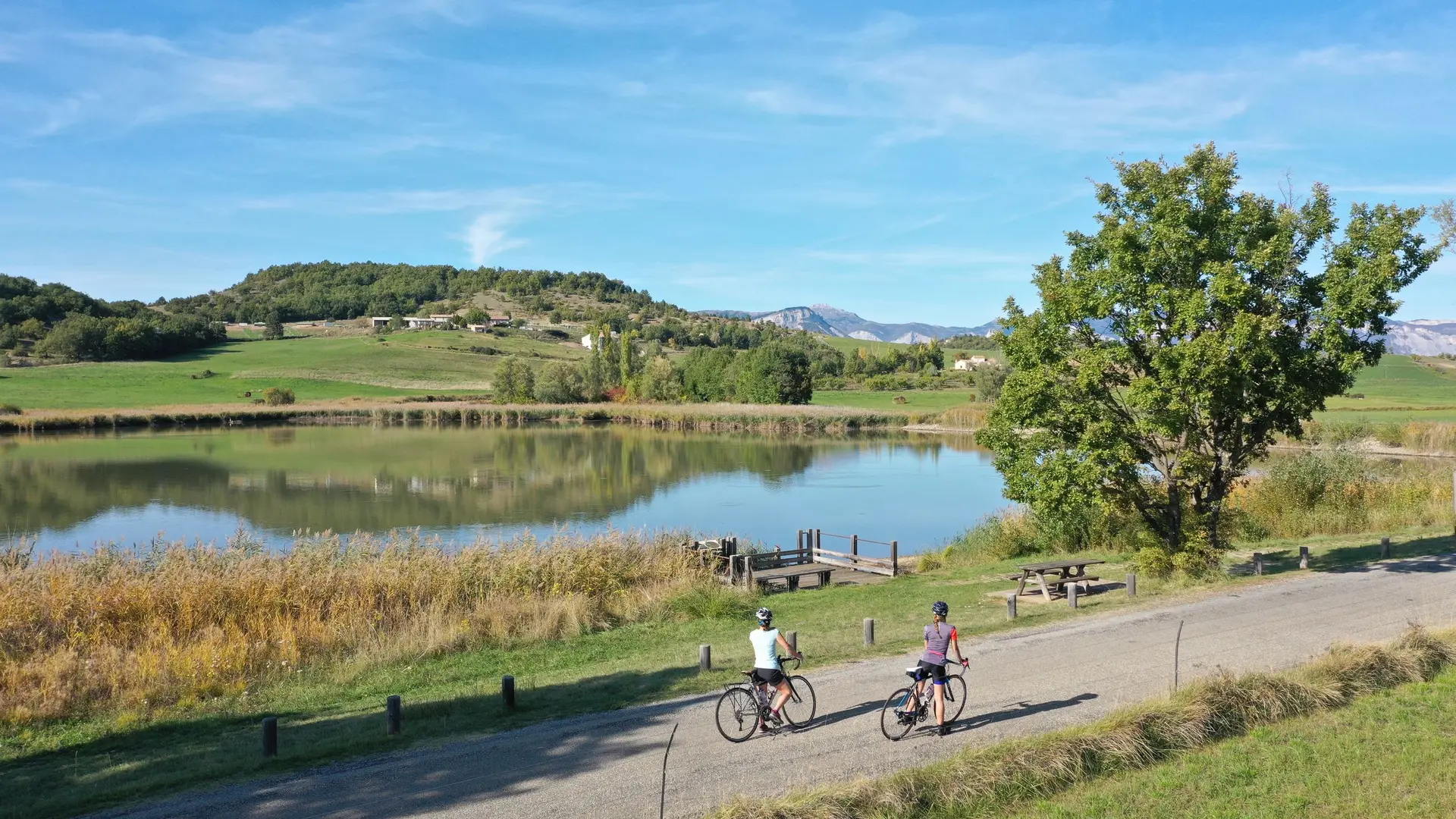 Sur la route bordant le lac de Mison