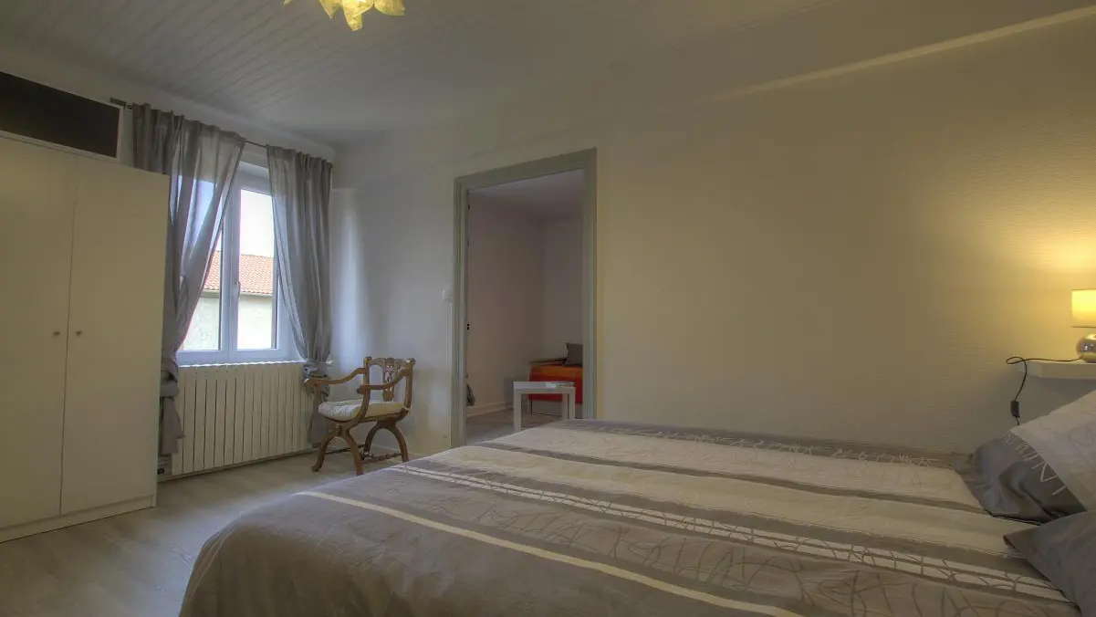 Chambre familiale composée de deux chambres, avec salle d'eau privative aux deux chambres.