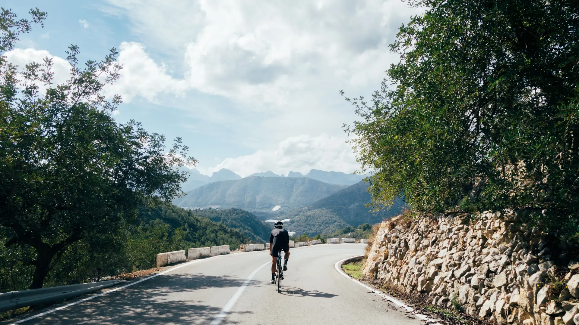 Cycliste qui descend sur une route de montagne