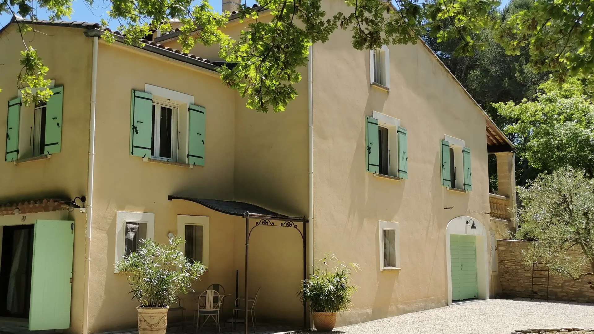 La Villa du petit bois coté garage pour ranger vos vélos