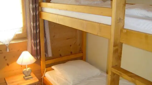 ch avec 1 lit superposé et 1 lit simple