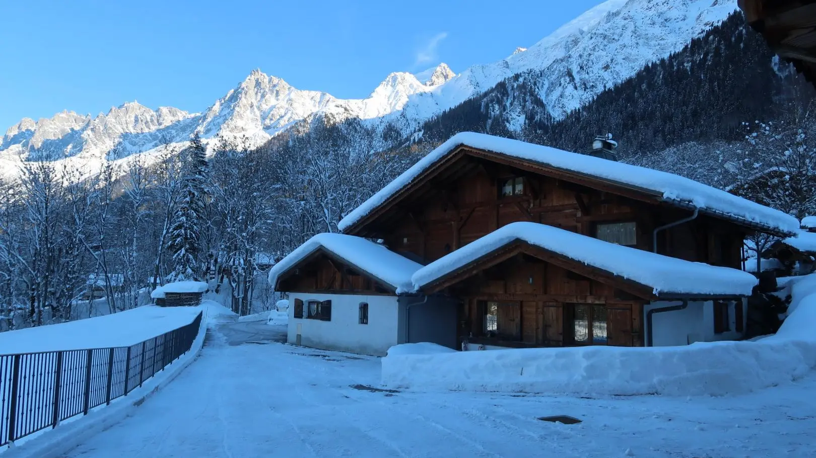 Grand champ devant le bas de chalet pour faire de la luge  déneigement fait tous les jours