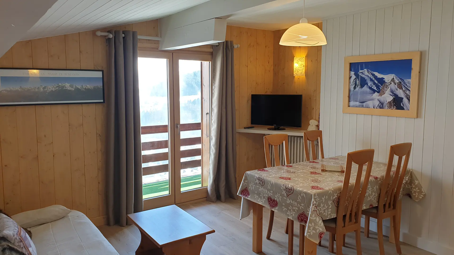 Séjour avec baie vitrée et balcon