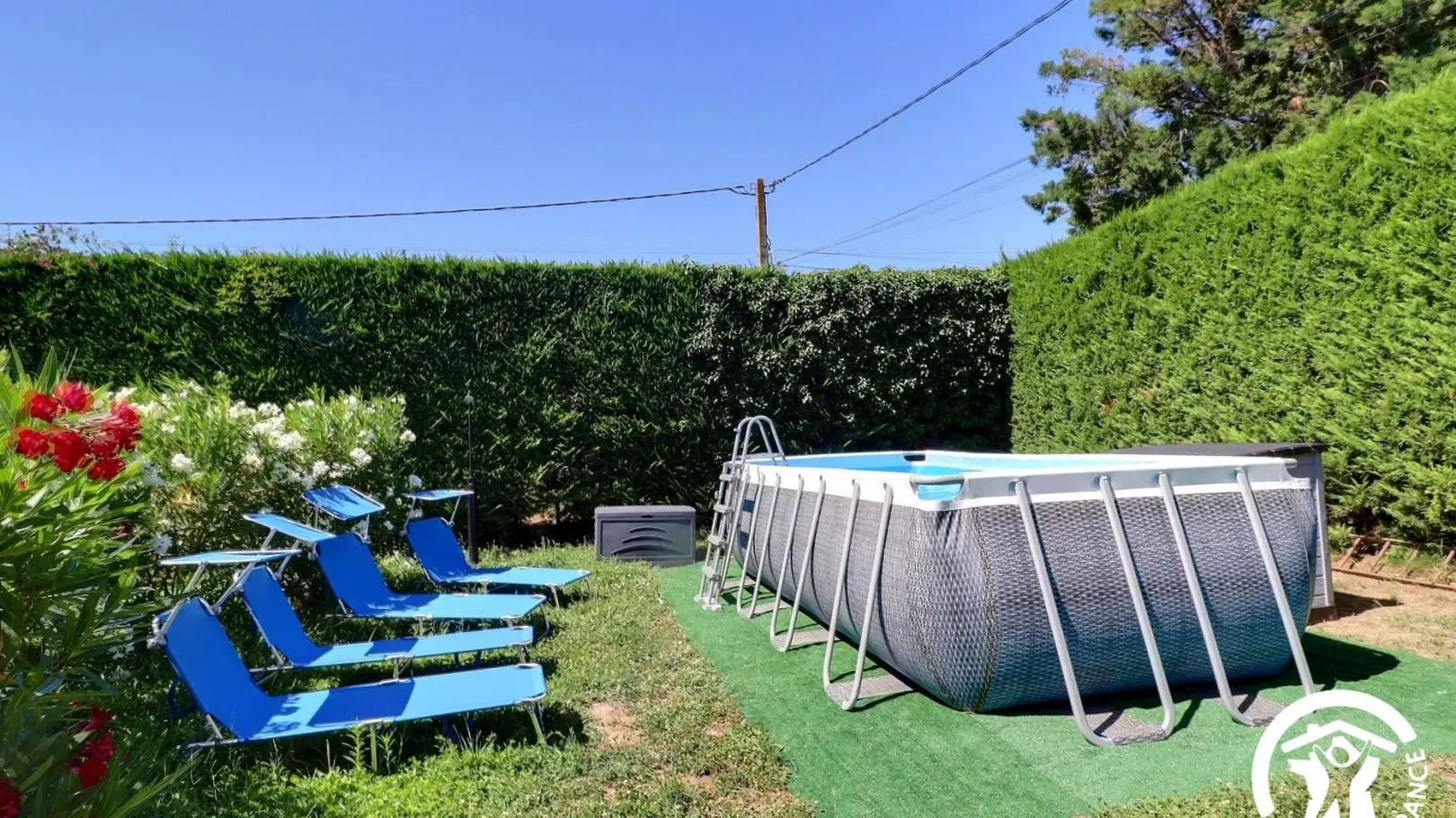 Le coin piscine avec transats , parasols,  coin douche