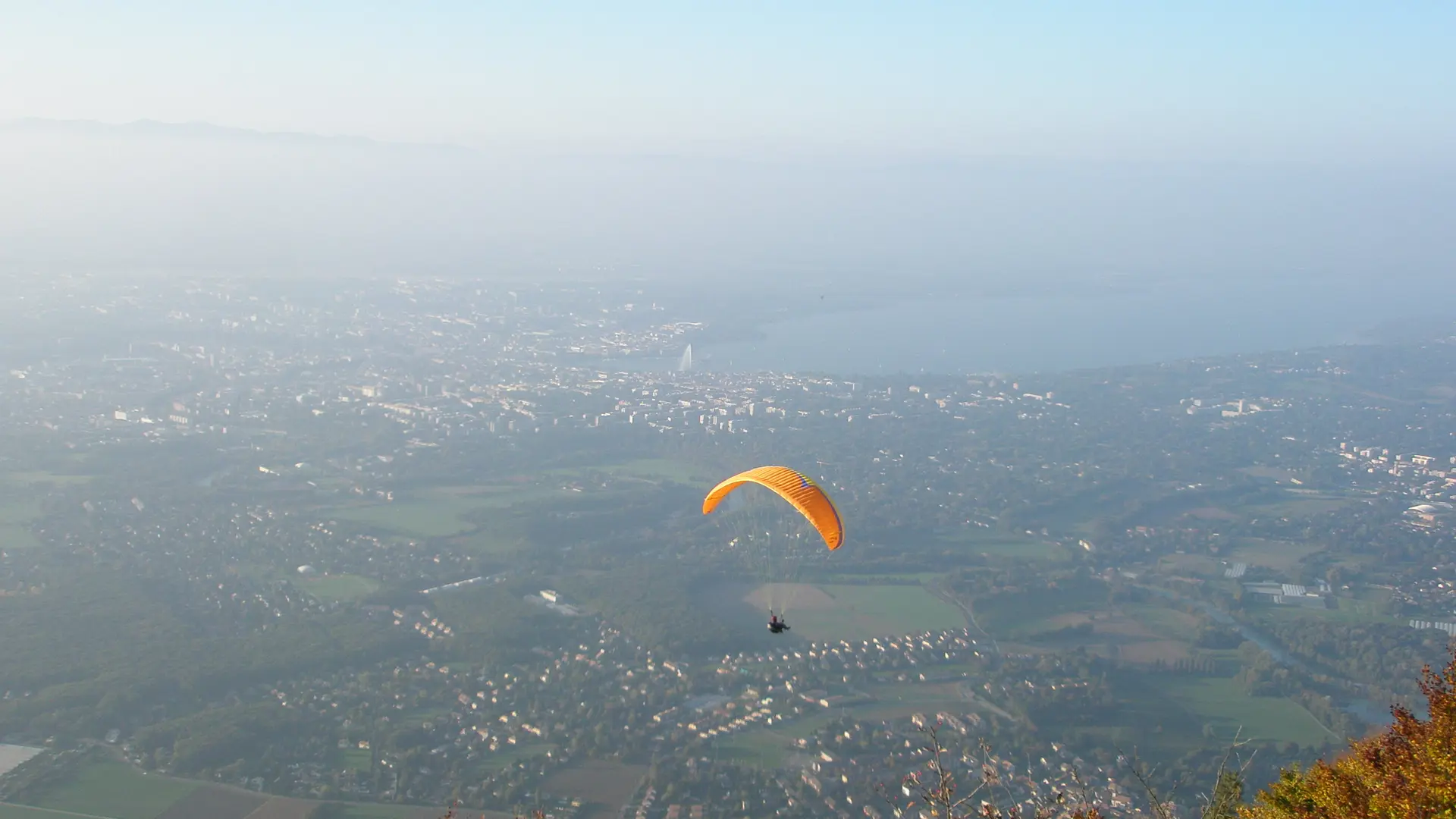 Vue depuis le Salève sur le lac Léman et un parapente