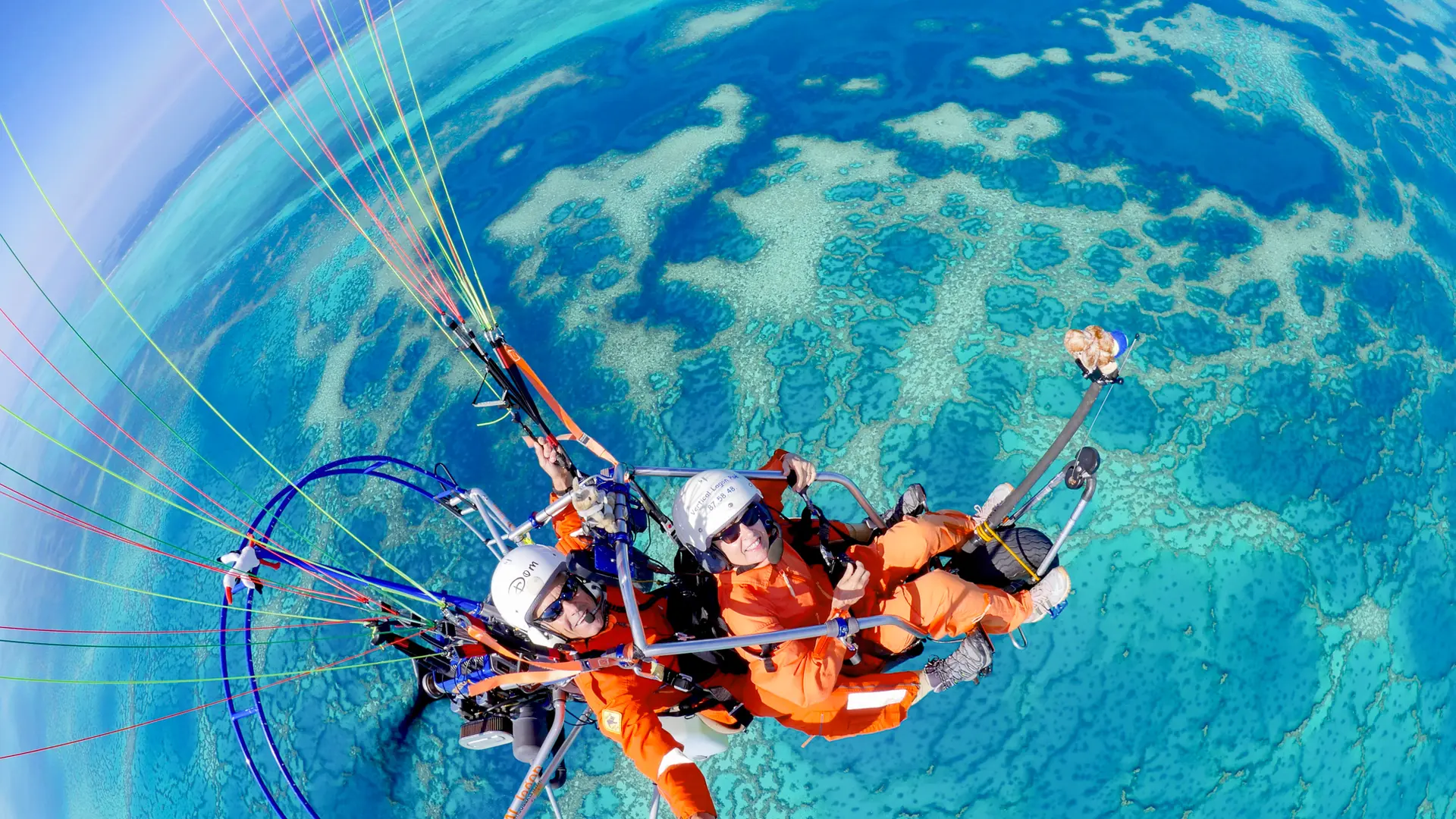 Le paramoteur au-dessus du lagon de Poé