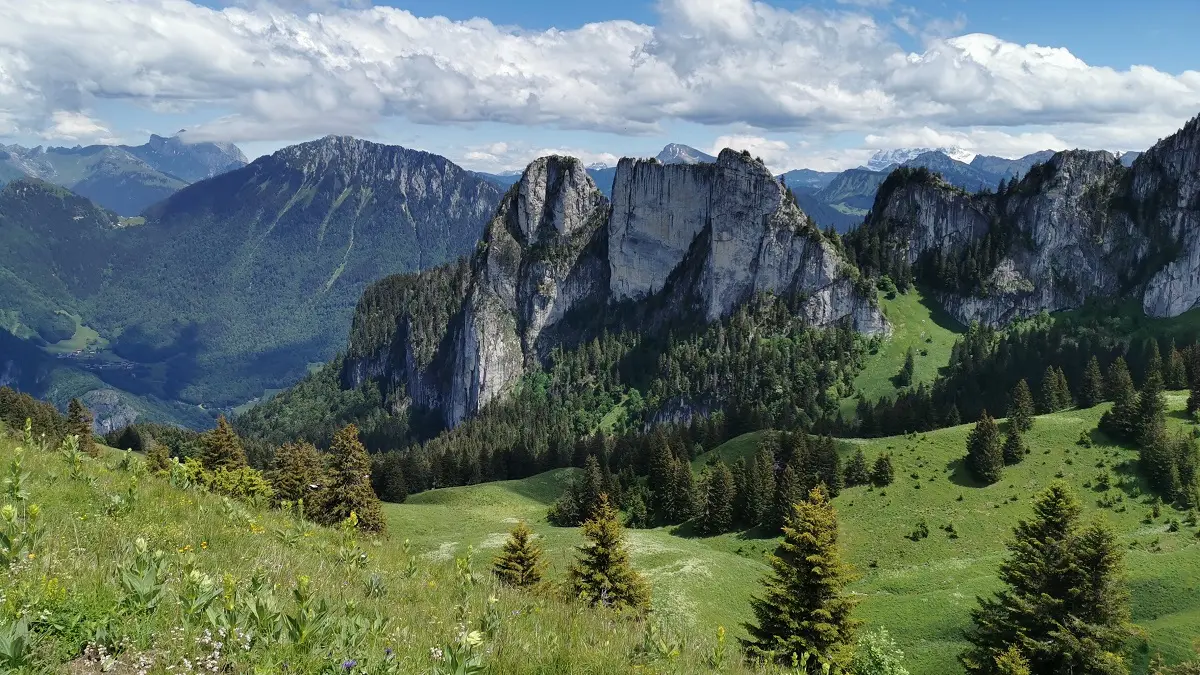 Vue sur les falaises de Mévonne