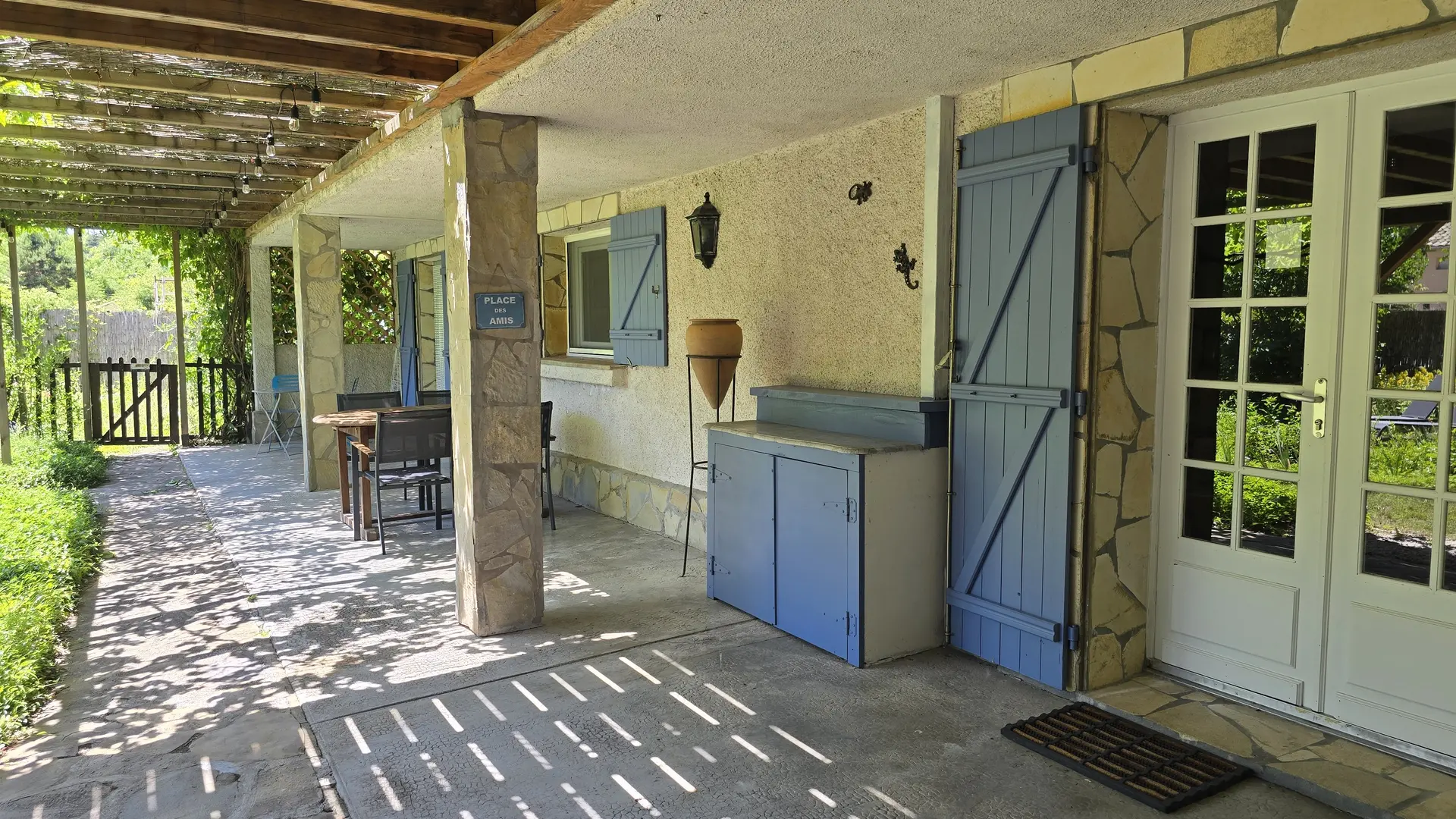 Terrasse et entrée