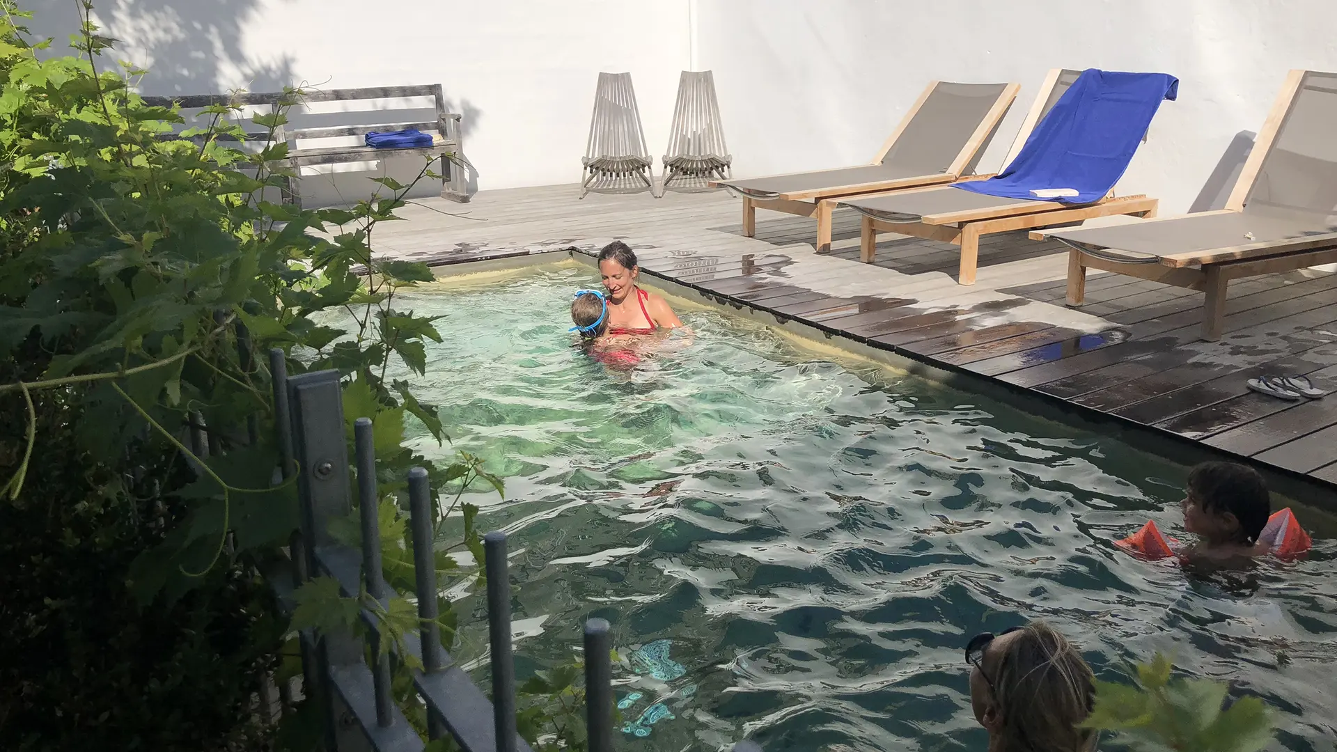 piscine chauffée enfants soleil transats