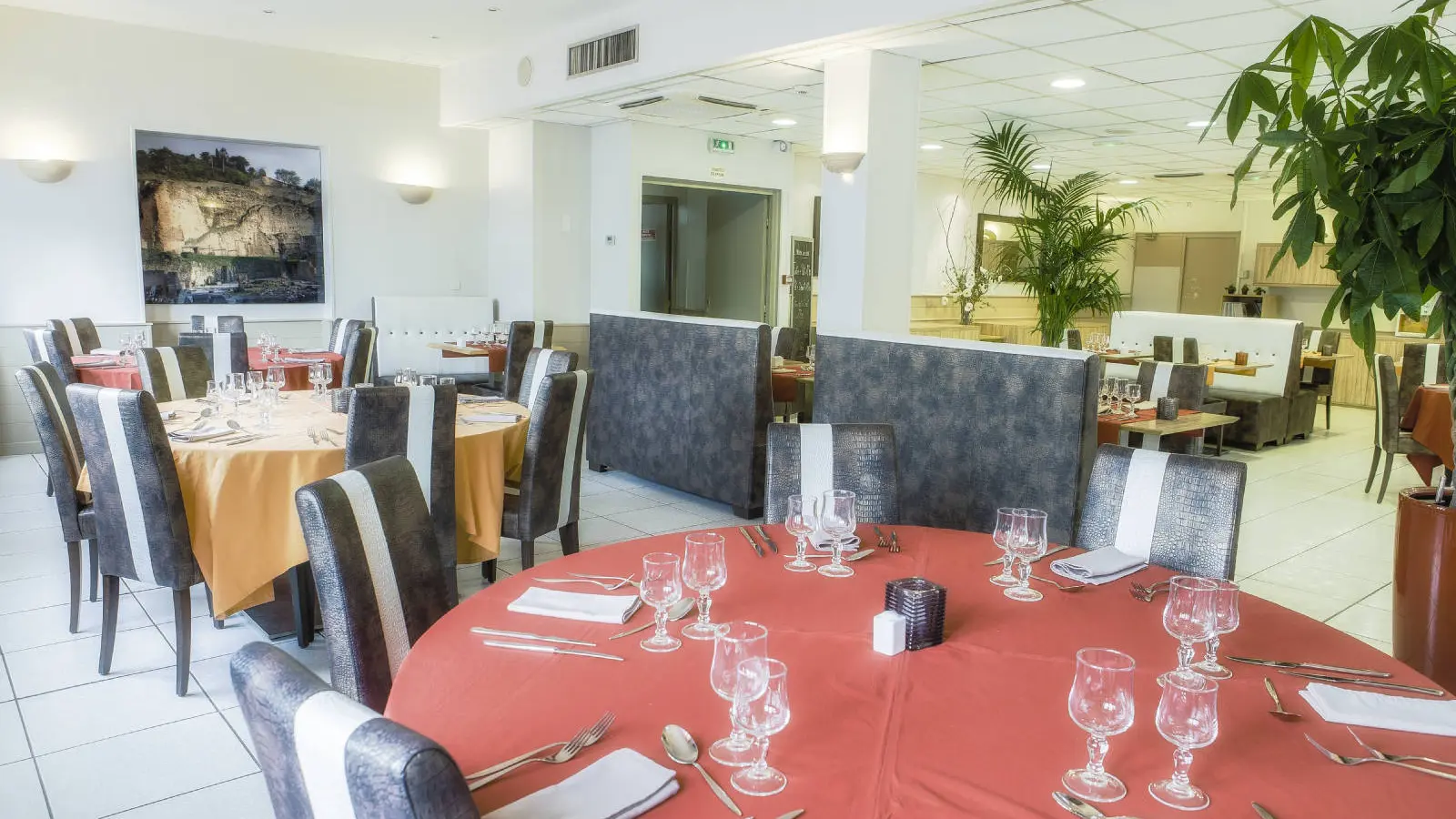 Restaurant Kyriad Orange Tables