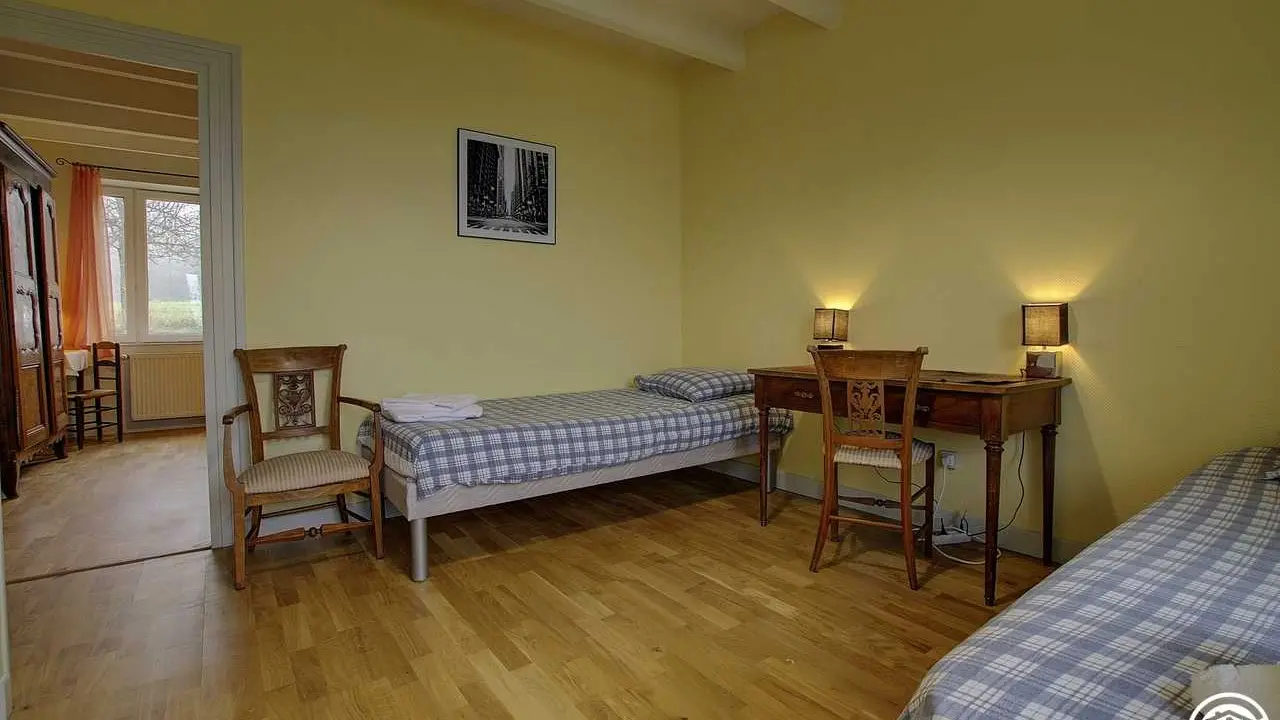 Les deux chambres sont communicantes grâce à la porte.