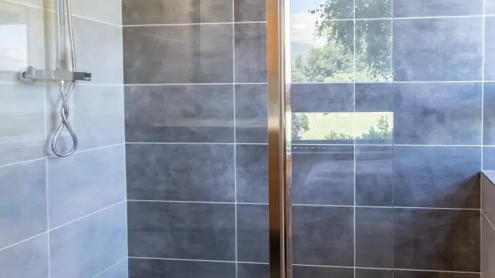 Salle de bains du bas. Double vasques, WC et grande douche italienne. Fenêtre vue Aravis.