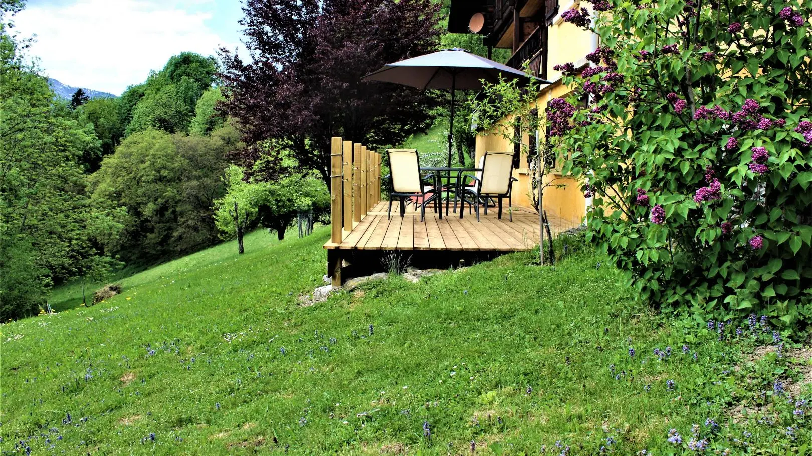 Terrasse et terrain devant le gîte