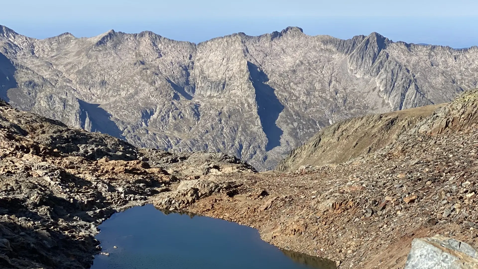 Vue sur étang en contre-bas du Montcalm