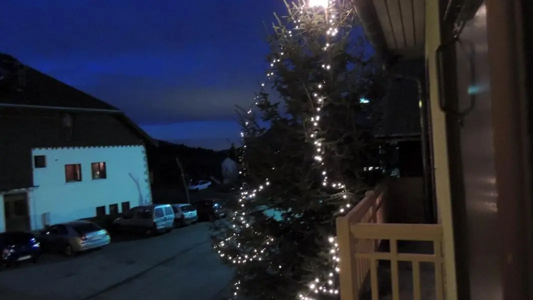 sapin devant le gite illuminé pour Noel