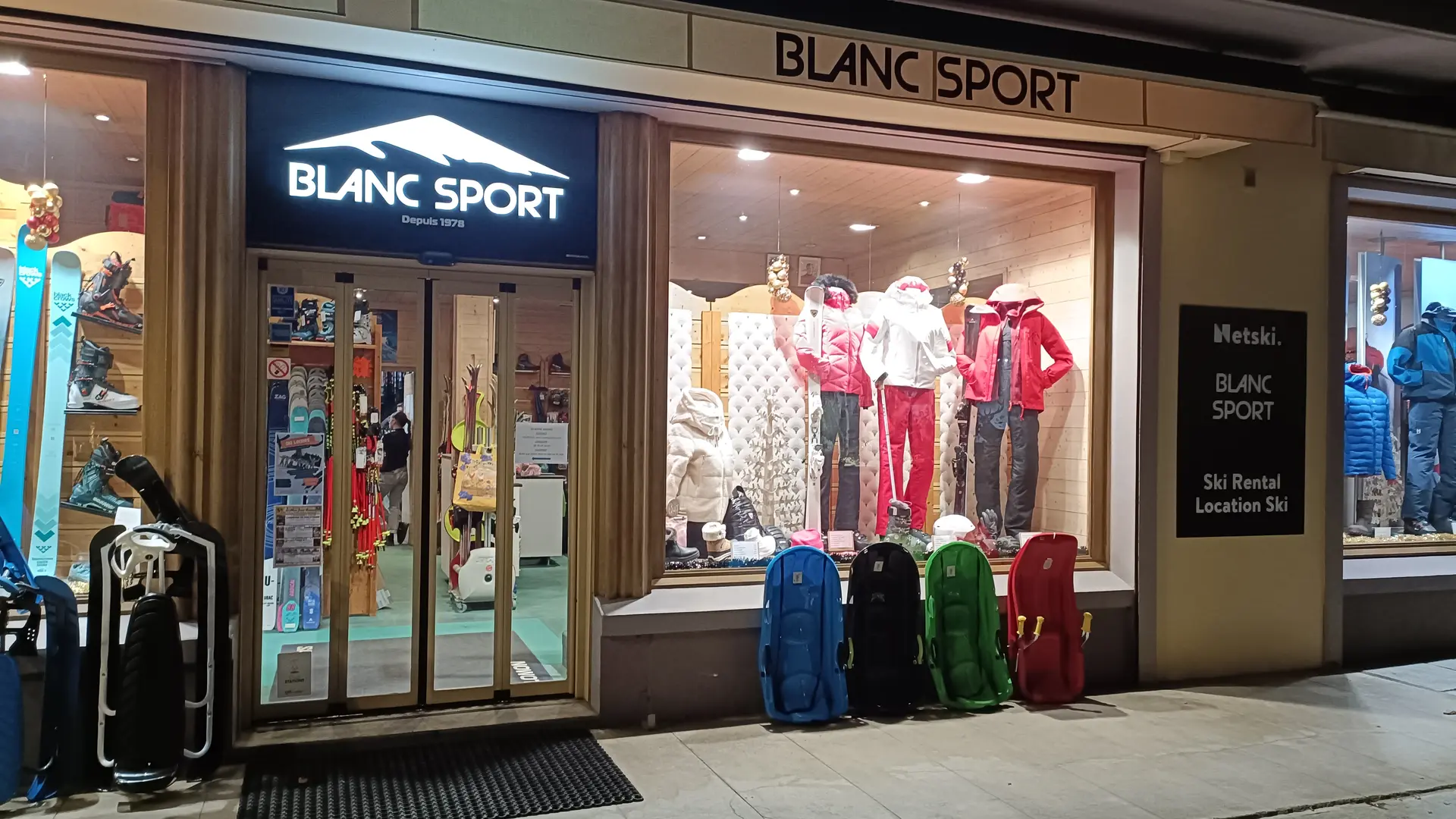 Devanture du magasin Blanc Sport