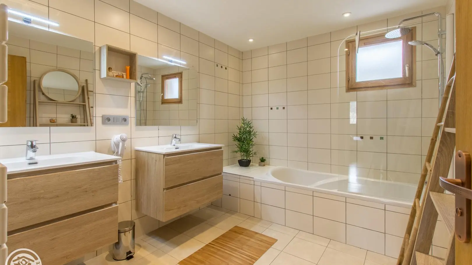 Salle de bains niveau inférieur avec la baignoire