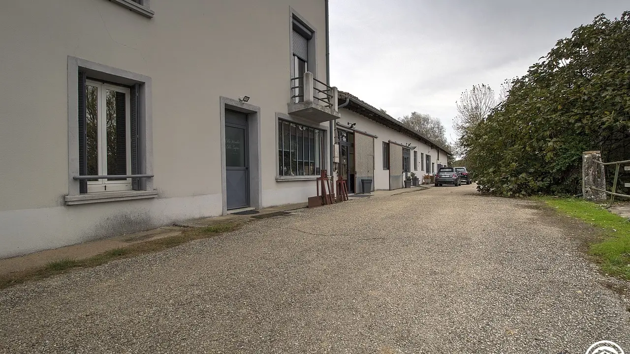 A l'entrée de la propriété les gîtes, la boutique, le restaurant et les chambres d'hôtes.