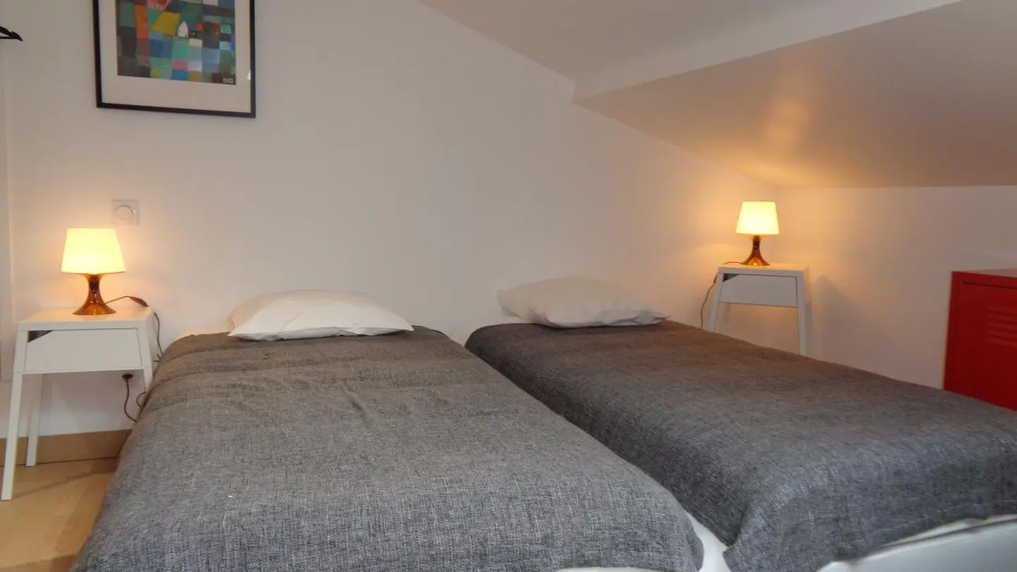 Chambre en mezzanine mansardée avec deux lits 90.