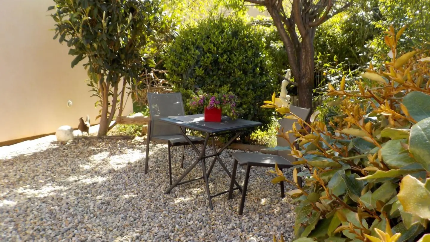 le jardin pour repas en extérieur sous l'ombre de l'amandier