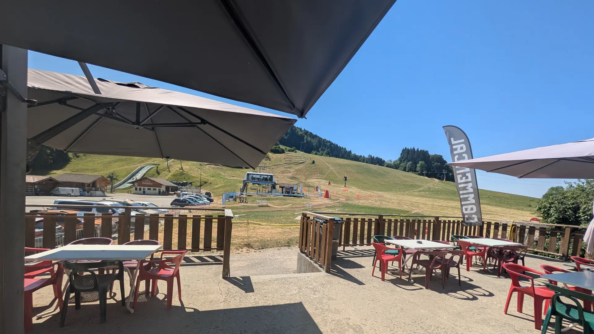 Terrasse du Christiana en été Vue bike park