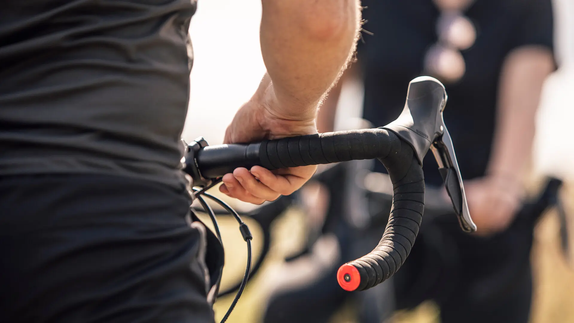 Cycliste en vélo gravel