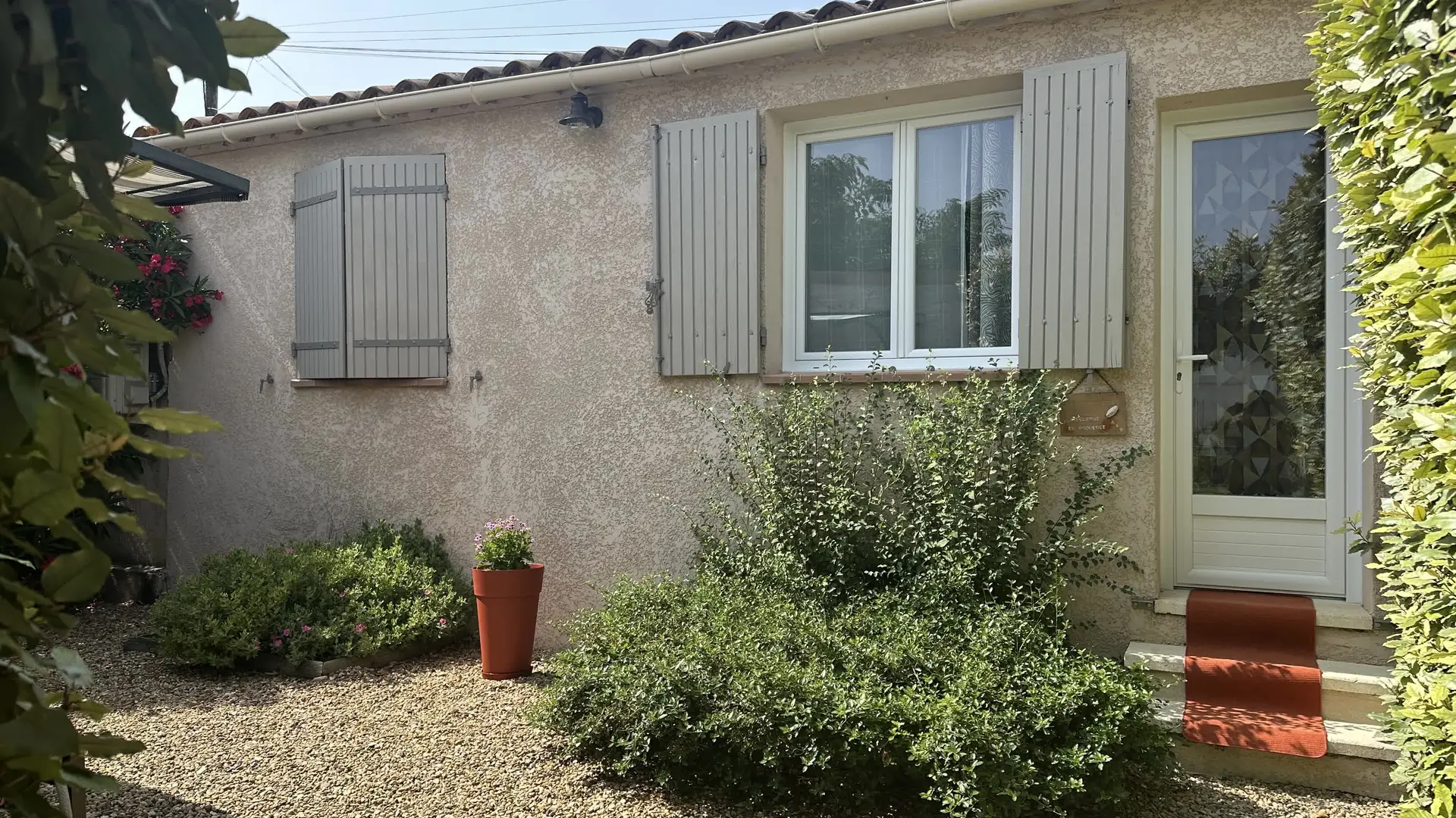 Petit espace extérieur aménagé, idéal pour profiter du calme et du soleil.