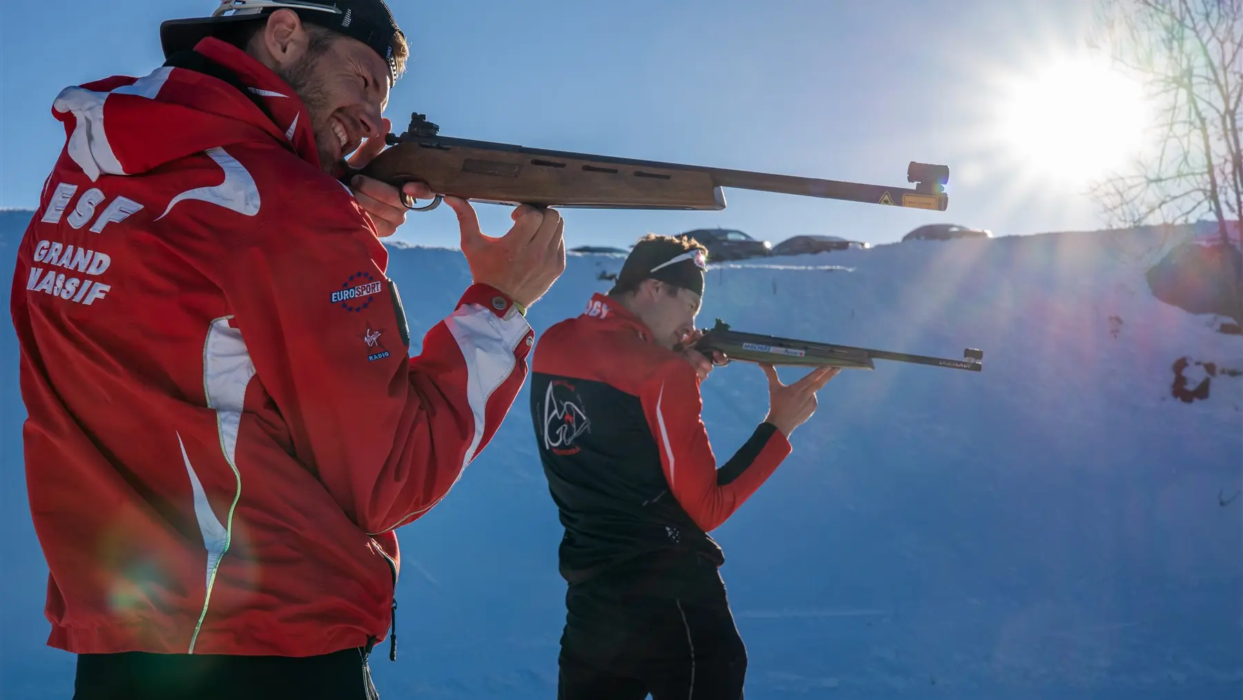 Deux tireurs de biathlon debout