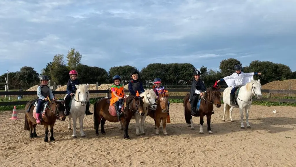 children on ponies
