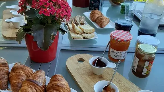 Table du petit déjeuner.
Le Grand Noyer Ambronay Ain