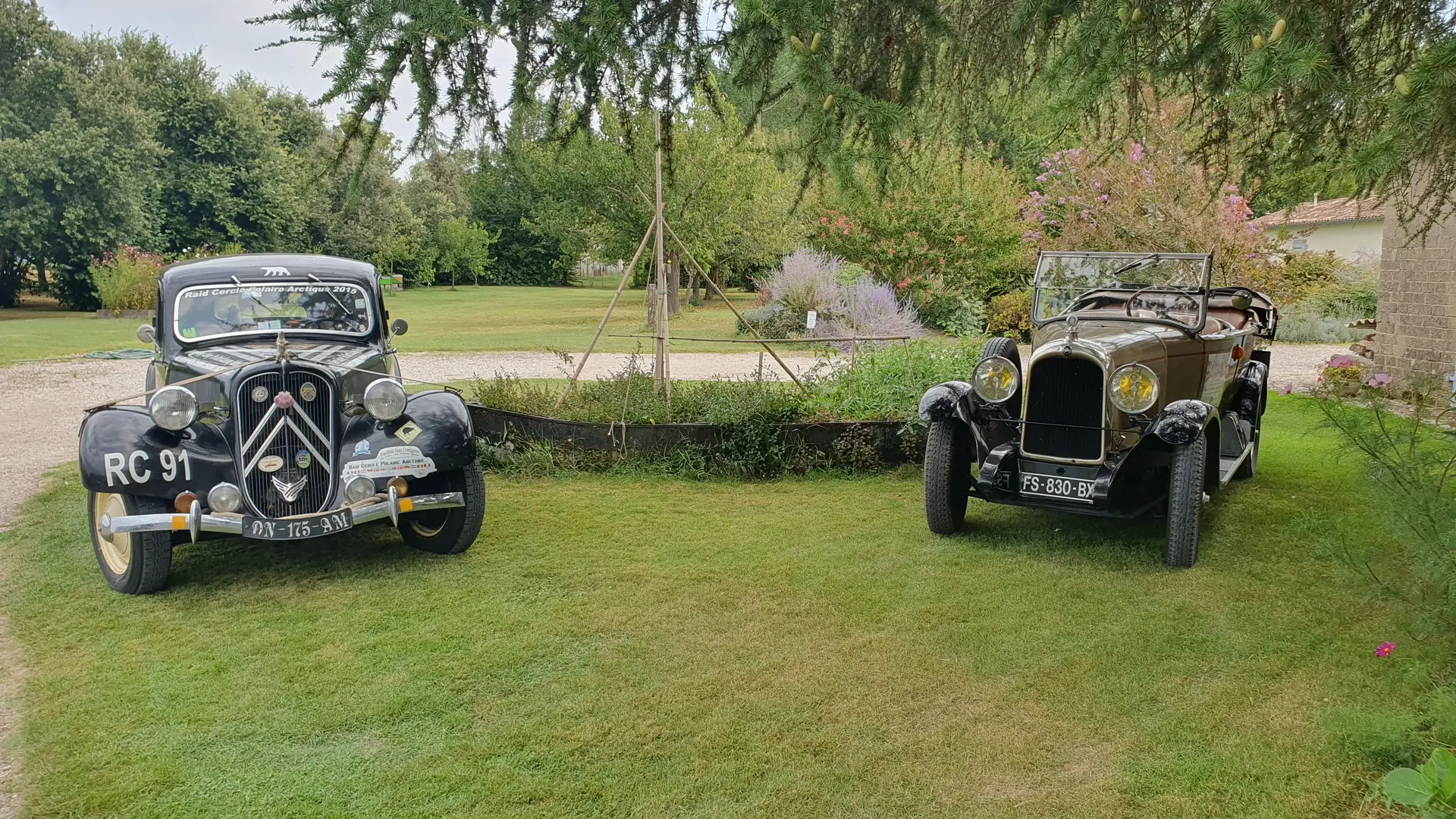accueil touristes avec vehicules anciens