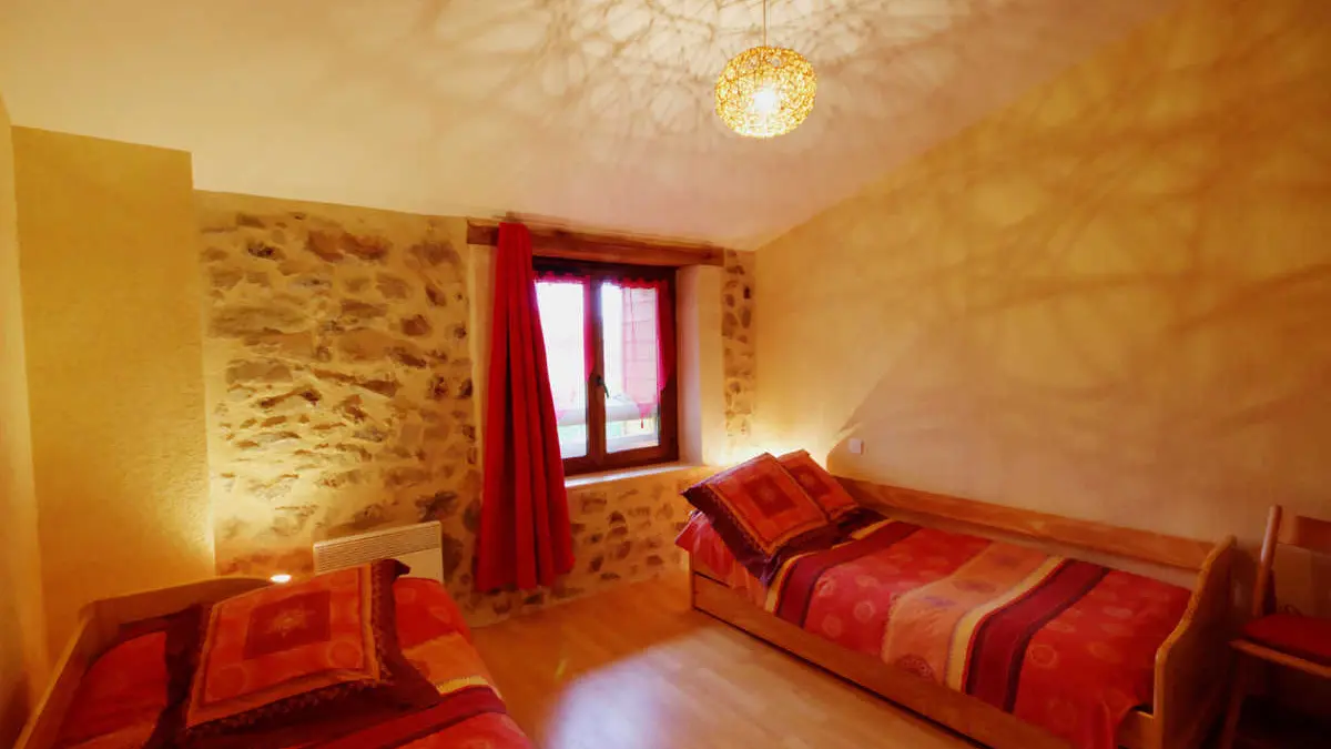 Chambre rouge à l'étage, avec 2 lits de 0.90, possibilité gigogne.