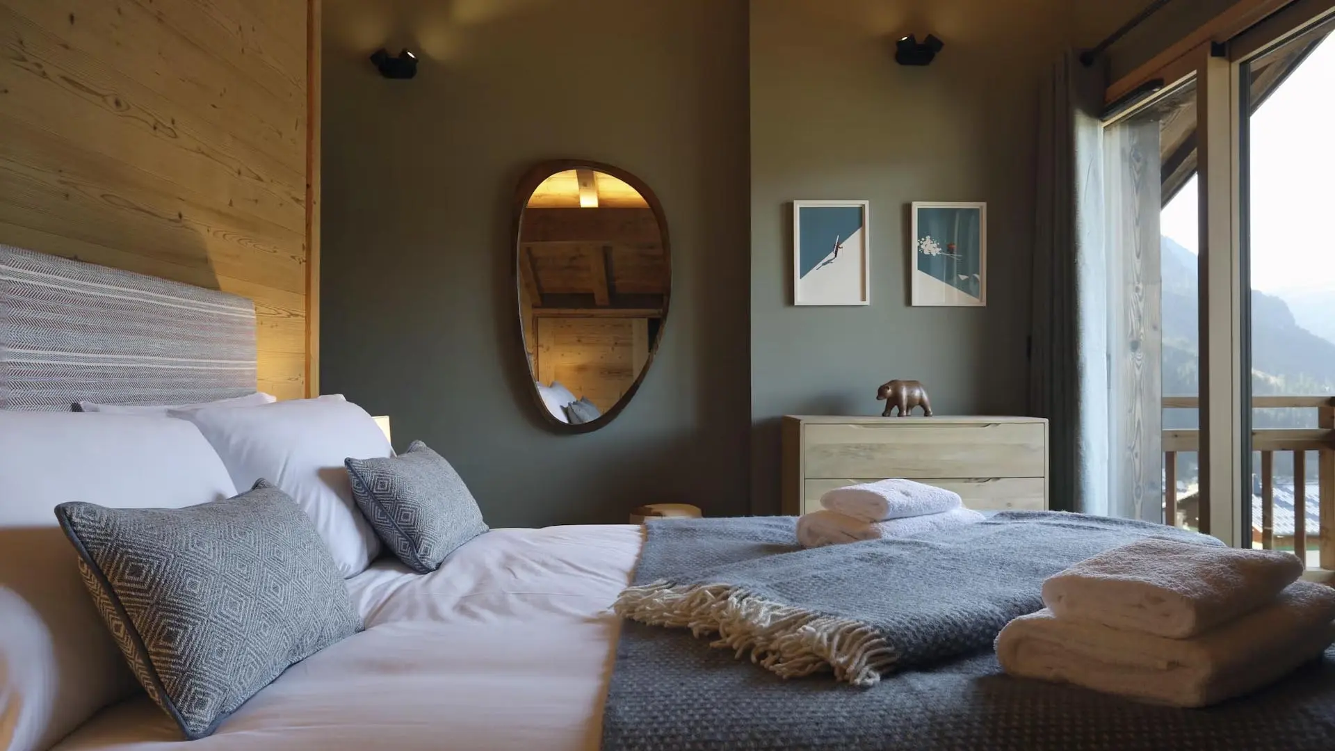 Chambre avec lit double vue sur les montagnes